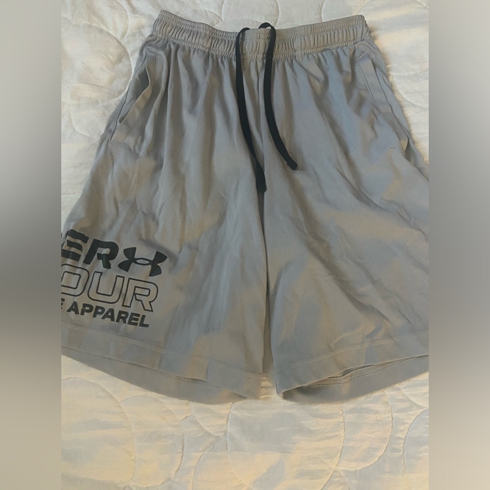 Men’s medium under armor athletic shorts